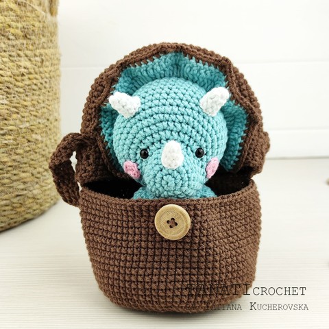 Handbag and amigurumi triceratops crochet