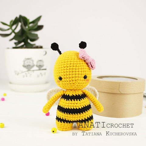 Mini crochet toy bee