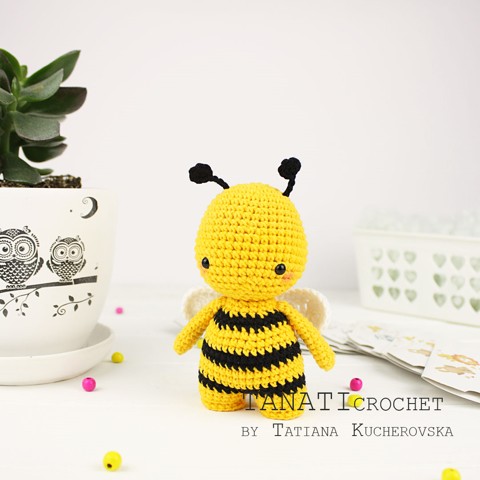 Mini crochet toy bee