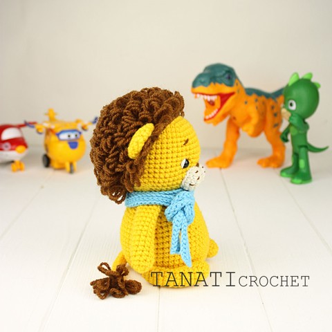 Mini crochet toy lion