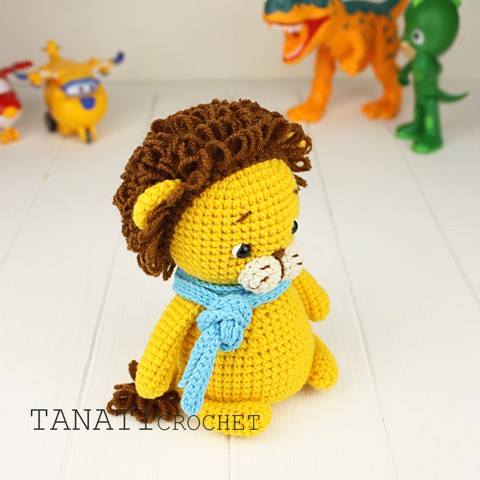 Mini crochet toy lion