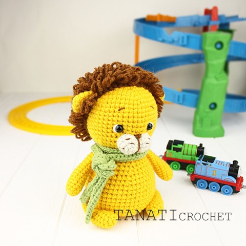 Mini crochet toy lion