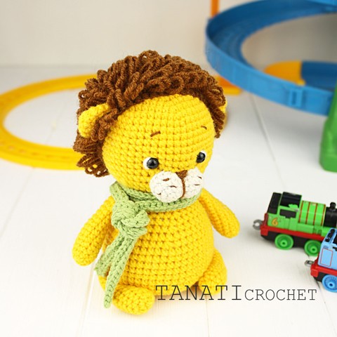 Mini crochet toy lion