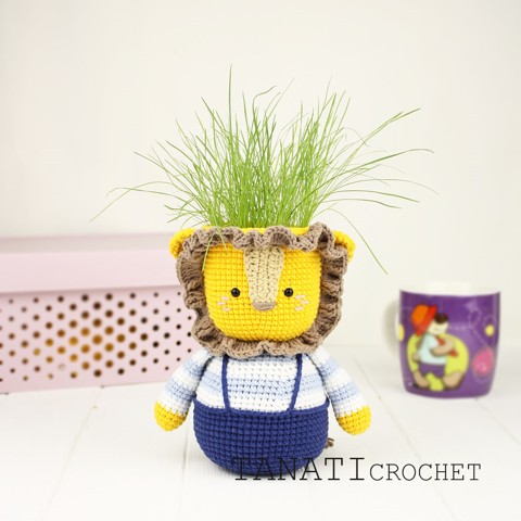Crochet flower pot lion